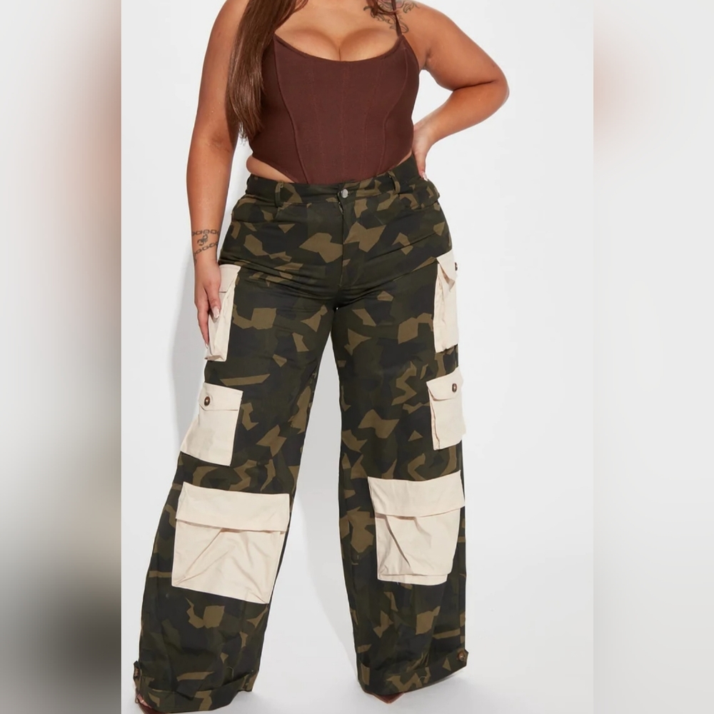 Wide leg cargo pants-32, excellent condition. Never worn
